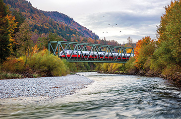 Bahn auf Traunbrücke zwischen Bad Ischl und Bad Goisern